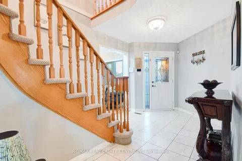 416 Winfield Terr, Mississauga, ON L5R 1P2