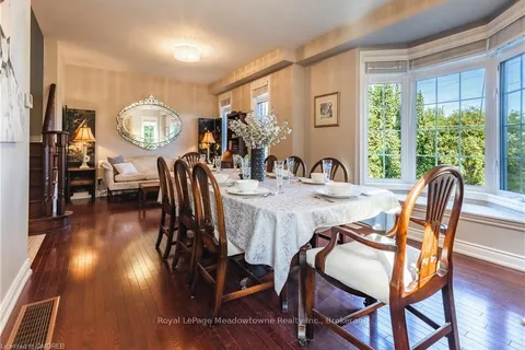 29 PREMIUM Way, Mississauga, ON L5B 1A1