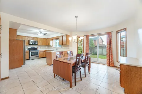 1500 Greenridge Circ, Oakville, ON L6M 2J5
