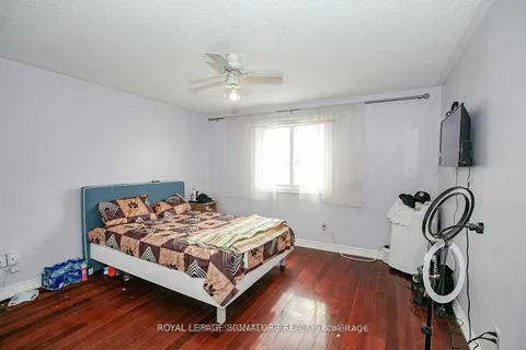 7615 Netherwood Rd, Mississauga, ON L4T 3G8