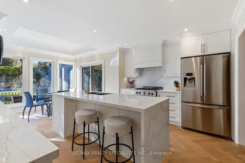 1404 Tecumseh Park Dr, Mississauga, ON L5H 2W6