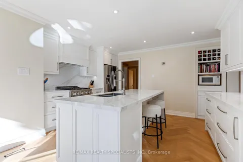 1404 Tecumseh Park Dr, Mississauga, ON L5H 2W6