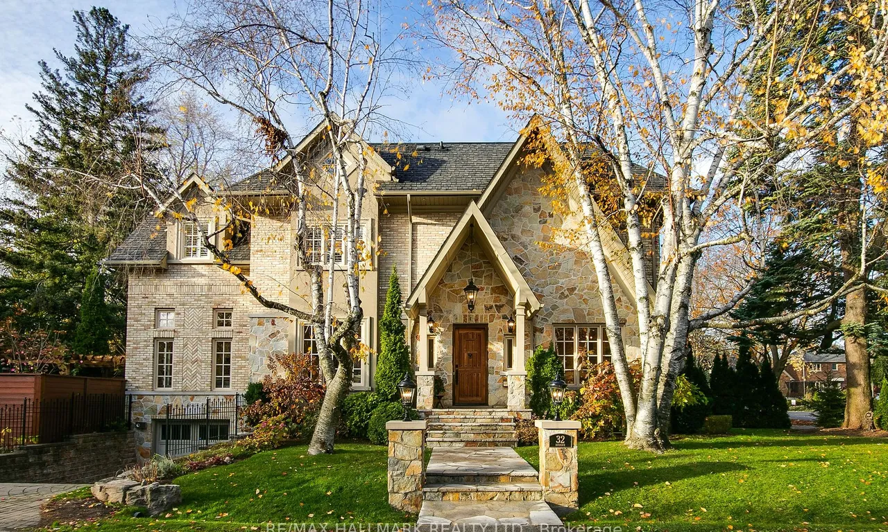 32 Highgate Rd, Toronto, ON M8X 1N8