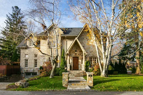 32 Highgate Rd, Toronto, ON M8X 1N8