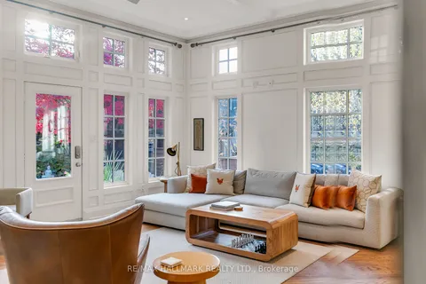 32 Highgate Rd, Toronto, ON M8X 1N8