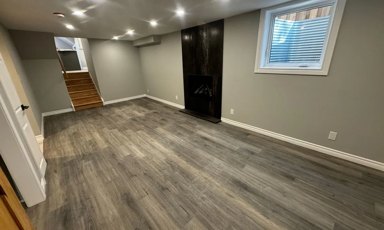 Semi-Detached interior view at 6336 Atherly Cres Mississauga