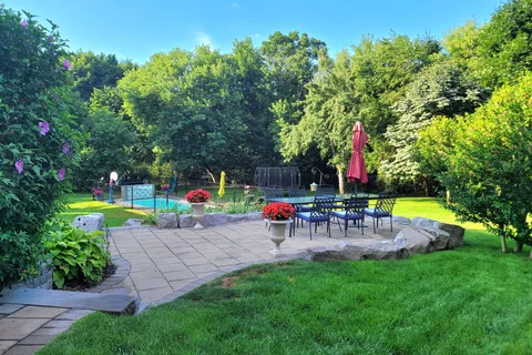 1606 Crediton Pkwy, Mississauga, ON L5G 3X3