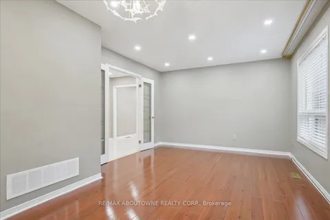 560 Marlatt Dr, Oakville, ON L6H 5X3