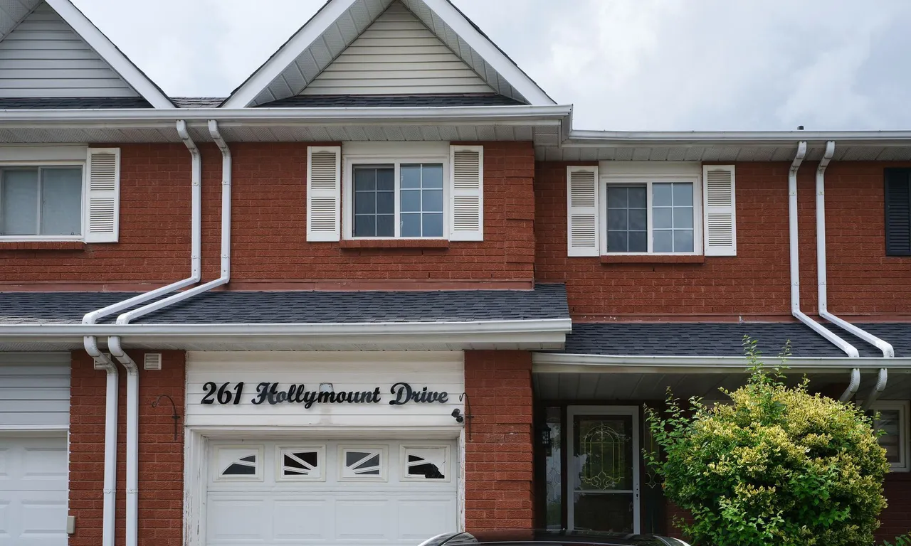 261 Hollymount Dr, Mississauga, ON L5R 3P8