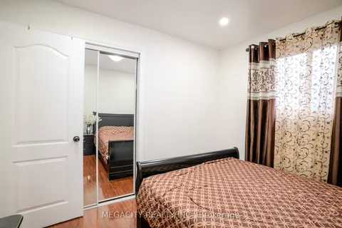 7800 Priory Cres, Mississauga, ON L4T 3H5
