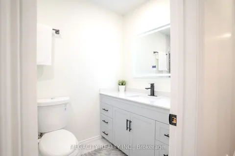 7800 Priory Cres, Mississauga, ON L4T 3H5