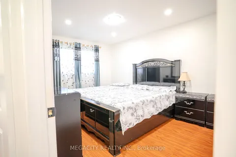 7800 Priory Cres, Mississauga, ON L4T 3H5