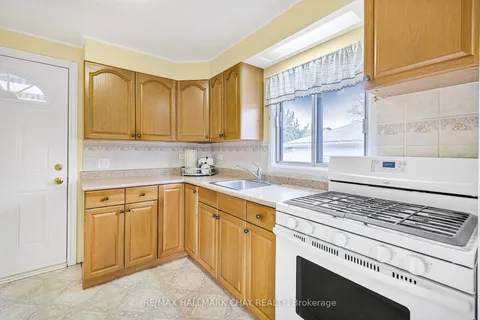 912 10th St, Mississauga, ON L5E 1S9