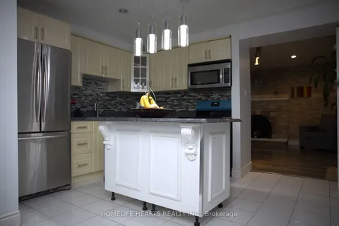 7643 Lohengrin Crt, Mississauga, ON L4T 3J1