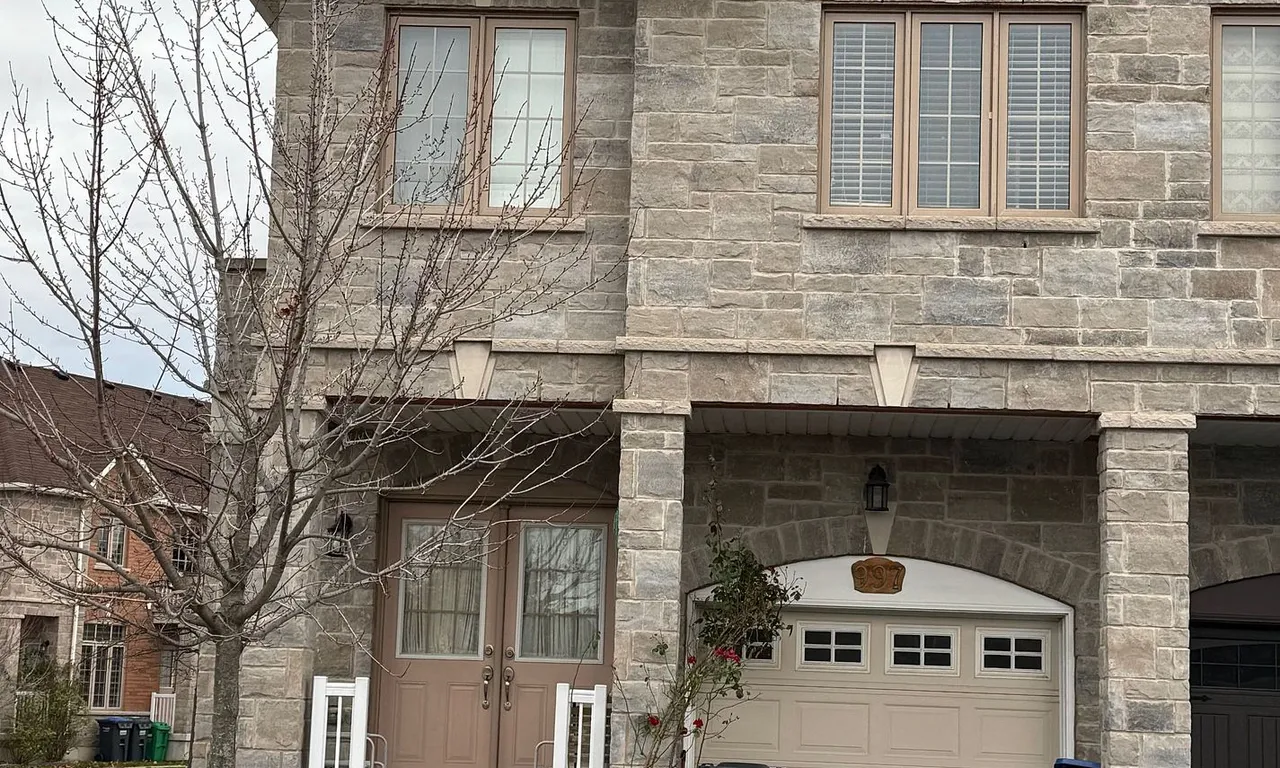 Semi-Detached 2 bedroom 1 bathroom at 997 Francine Cres in Mississauga - MLS# W10431441