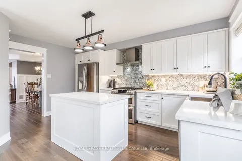 259 Littlewood Dr, Oakville, ON L6H 7K1