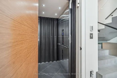 24 Carousel Crt, Toronto, ON M6B 3M1