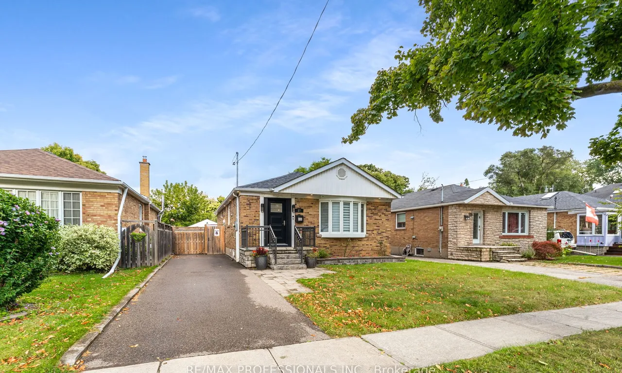 27 Charleston Rd, Toronto, ON M9B 4M6