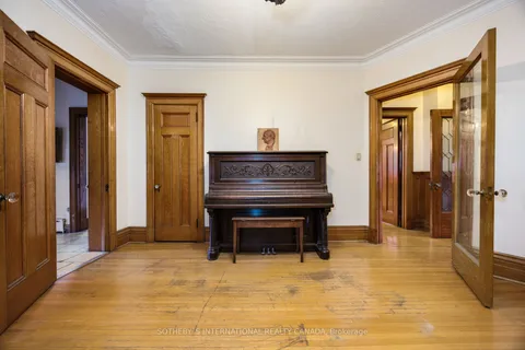17 High Park Gdns, Toronto, ON M6R 1S8