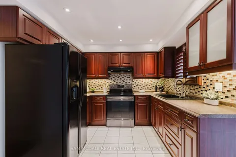 5392 Champlain Tr, Mississauga, ON L5R 2Y8