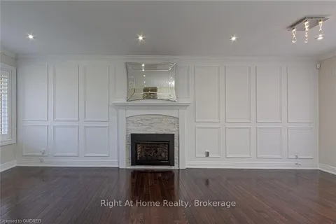 5247 SPRUCE Ave, Burlington, ON L7L 1N2