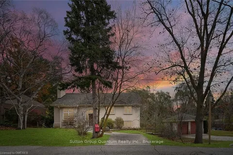 1340 CONTOUR Dr, Mississauga, ON L5H 1B2