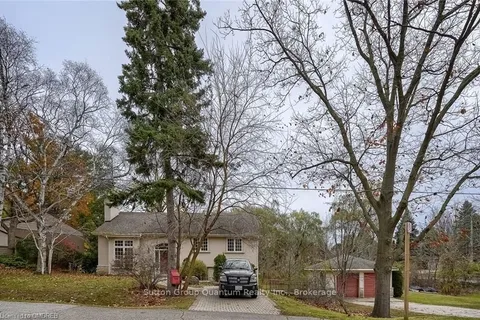 1340 CONTOUR Dr, Mississauga, ON L5H 1B2