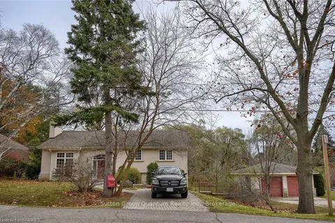 1340 CONTOUR Dr, Mississauga, ON L5H 1B2