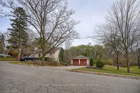 1340 CONTOUR Dr, Mississauga, ON L5H 1B2