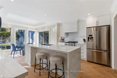 1404 TECUMSEH PARK Dr, Mississauga, ON L5H 2W6