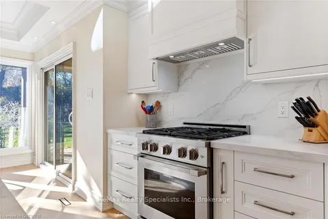 1404 TECUMSEH PARK Dr, Mississauga, ON L5H 2W6