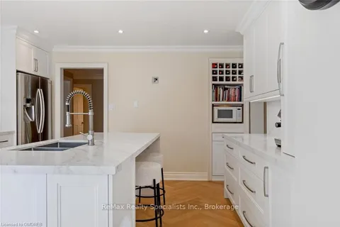 1404 TECUMSEH PARK Dr, Mississauga, ON L5H 2W6