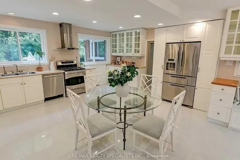 145 Wolfdale Ave, Oakville, ON L6L 4R9