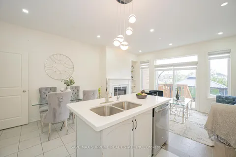 35 Hogan Manor Dr, Brampton, ON L7A 4V3