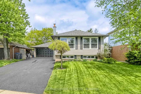 2597 Homelands Dr, Mississauga, ON L5K 1H5