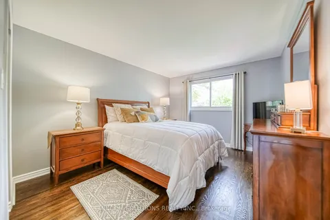 2597 Homelands Dr, Mississauga, ON L5K 1H5