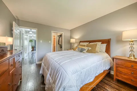 2597 Homelands Dr, Mississauga, ON L5K 1H5