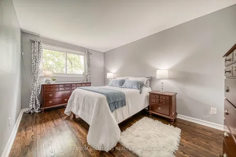 2597 Homelands Dr, Mississauga, ON L5K 1H5