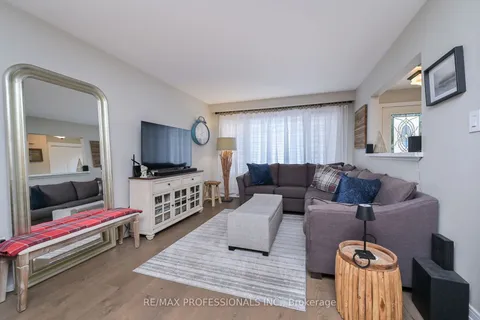383 Lara Woods, Mississauga, ON L5A 3B1