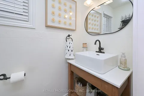383 Lara Woods, Mississauga, ON L5A 3B1