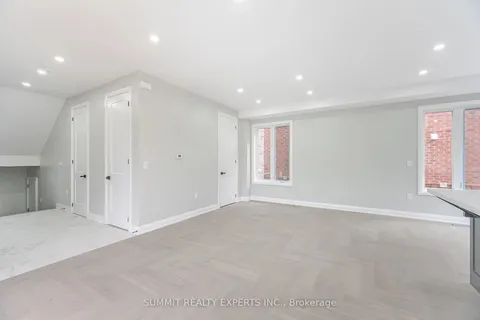 9 Keewatin Gate, Brampton, ON L6Y 2X1