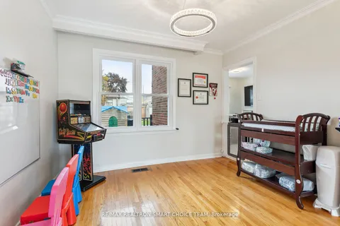 12 Marlington Cres, Toronto, ON M3L 1K4