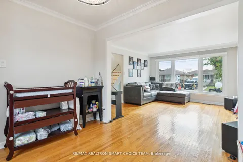12 Marlington Cres, Toronto, ON M3L 1K4