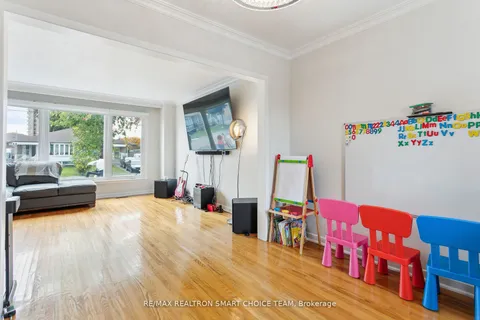 12 Marlington Cres, Toronto, ON M3L 1K4