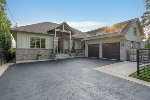 4086 Hickory Dr, Mississauga, ON L4W 1K9