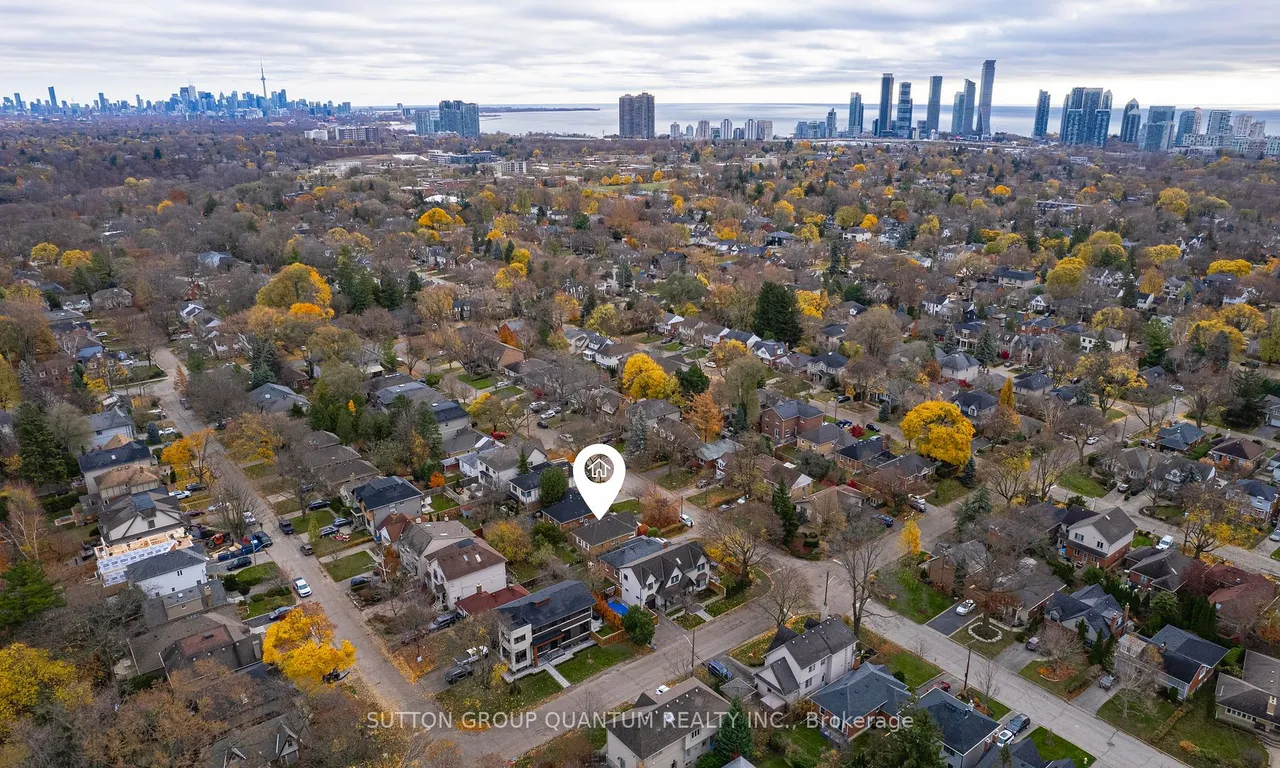 26 Reid Manr, Toronto, ON M8Y 2H7