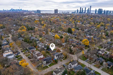 26 Reid Manr, Toronto, ON M8Y 2H7