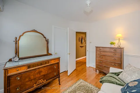 26 Reid Manr, Toronto, ON M8Y 2H7