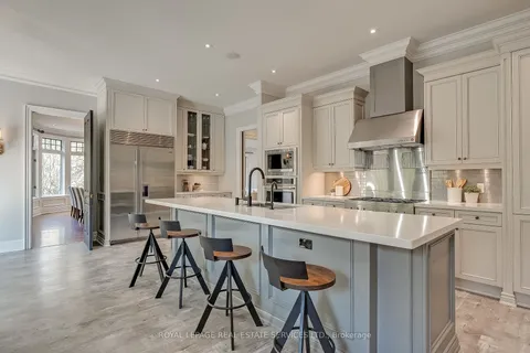 370 Poplar Dr, Oakville, ON L6J 4E4