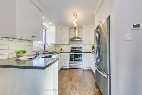 41 Edilou Dr, Toronto, ON M8W 4B4